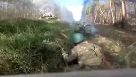 Moment miraculos în Ucraina: Echipajul unui tanc și infanteriștii de pe el scapă cu viață după două lovituri ale rușilor
