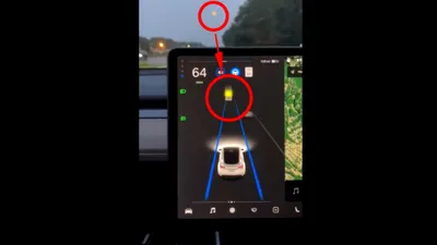 Sistemul Autopilot de pe Tesla confundă Luna plină cu un semafor de culoare galbenă. VIDEO