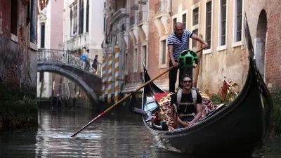 Google Street View ne plimbă cu gondola prin Veneţia