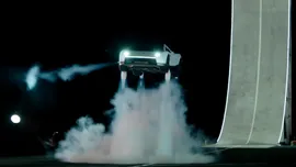 VIDEO: Noul Tesla Roadster sfidează gravitația, dar producția este amânată până în 2028