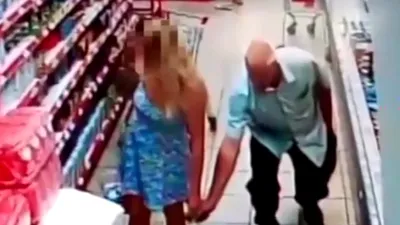 Un pervers face o poză sub fusta unei femei într-un magazin [VIDEO]
