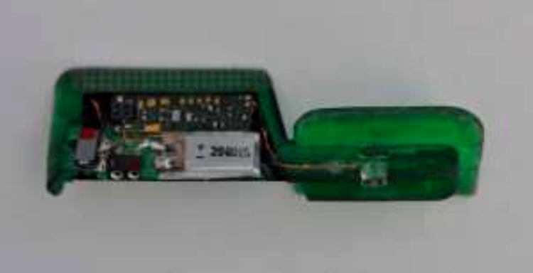 Mini-skimmer conceput pentru a fi aplicat peste slotul pentru acceptare card.