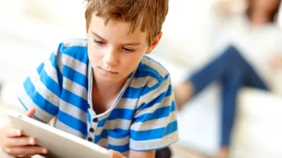 Psihologi: Fără telefon, tabletă, laptop până la 3 ani. Copiii trebuie să folosească Facebook de la 13 ani încolo