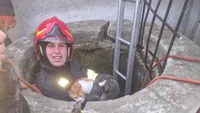 Pisică salvată dintr-o fântână de 7 metri, adoptată de pompierii din Adjud (FOTO)