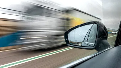 Uniunea Europeană analizează o tehnologie care încetinește automat mașinile ce depășesc viteza legală