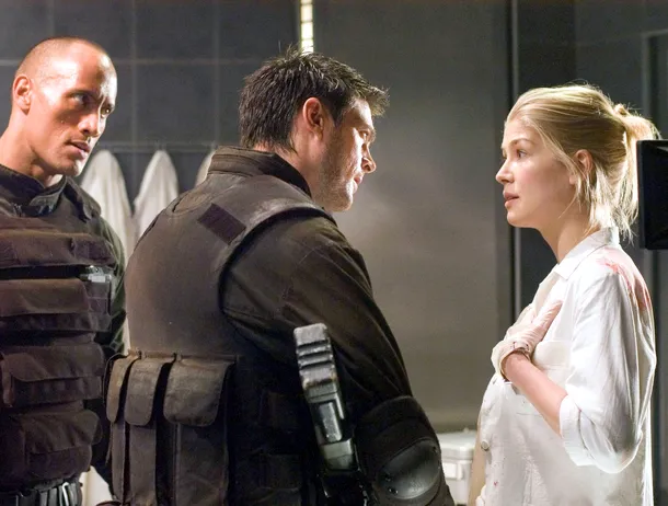 Rosamund Pike, despre filmul cu The Rock care i-ar fi putut distruge cariera: „A fost o catastrofă”