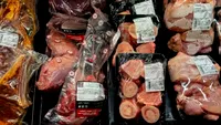Ce ascunde lichidul roșiatic din carnea ambalată? ANPC trage un semnal de alarmă chiar înainte de sărbători
