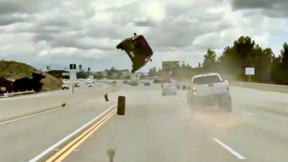 VIDEO: Unul dintre cele mai șocante accidente rutiere, surprins de camera de pe o Tesla