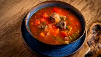 Cum să faci Okra, ciorba africană care seamănă la gust cu ciorba românească de văcuță