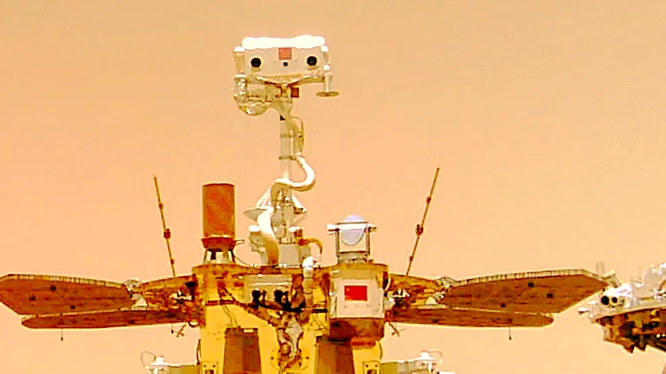 Rover-ul chinez Zhurong transmite primele fotografii de pe Marte. Includ și un „selfie” cu o cameră wireless