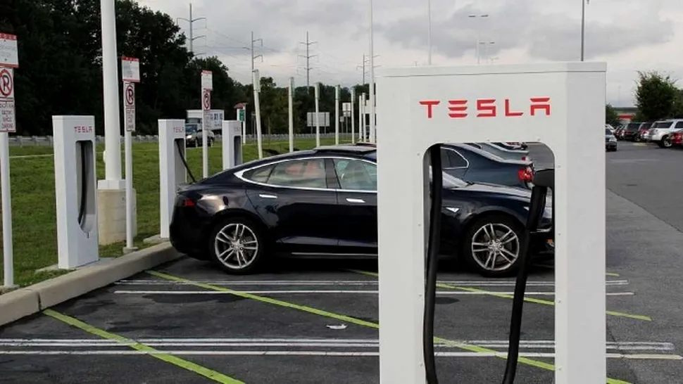 Tesla ieftinește mașinile dar renunță la încărcarea gratuită în rețeaua Supercharger