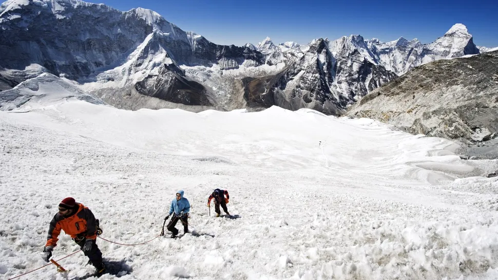 Muntele Everest, „toaletă în aer liber”. Cantitatea uriașă de excremente umane, un risc pentru alipiniști