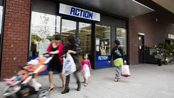 Ce gadgeturi sunt disponibile în magazinele Action: căști wireless cu reducere zgomot la 77 de lei sau încărcător multiplu cu 8 porturi la 52 de lei