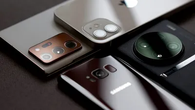 Segmentul telefoanelor premium atinge un nivel record în prima jumătate din 2026. Apple își păstrează poziția de lider