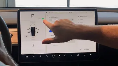 Tesla Model 3: primele imagini cu interfaţa touchscreen a maşinii [VIDEO]