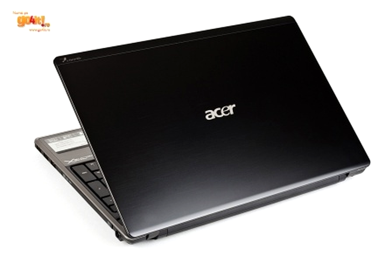 Acer TimelineX 5820TG cu o carcasă parţial metalică