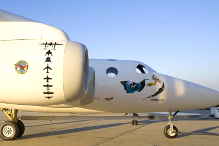 Virgin Galactic WhiteKnightTwo va transporta pasageri