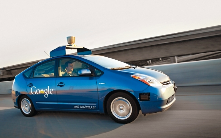 Google foloeşte maşini hibride pentru teste