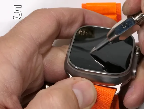 Cât de rezistent este safirul care protejează ecranul Apple Watch Ultra. VIDEO