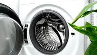 Lași ușa mașinii de spălat deschisă după fiecare spălare? Motivul pentru care ar fi cazul să nu o mai faci