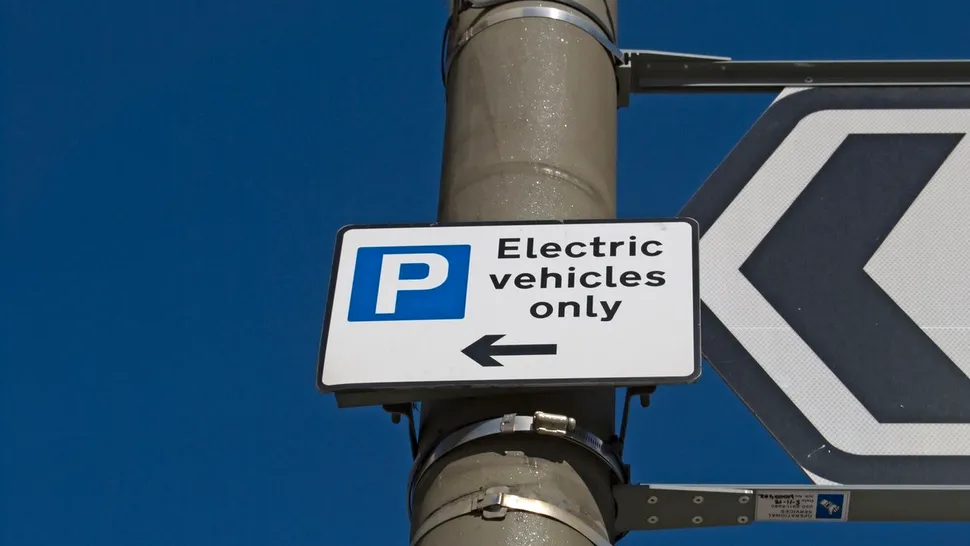 Anul în care se vor vinde mai multe mașini electrice decât vehicule cu motoare cu combustie