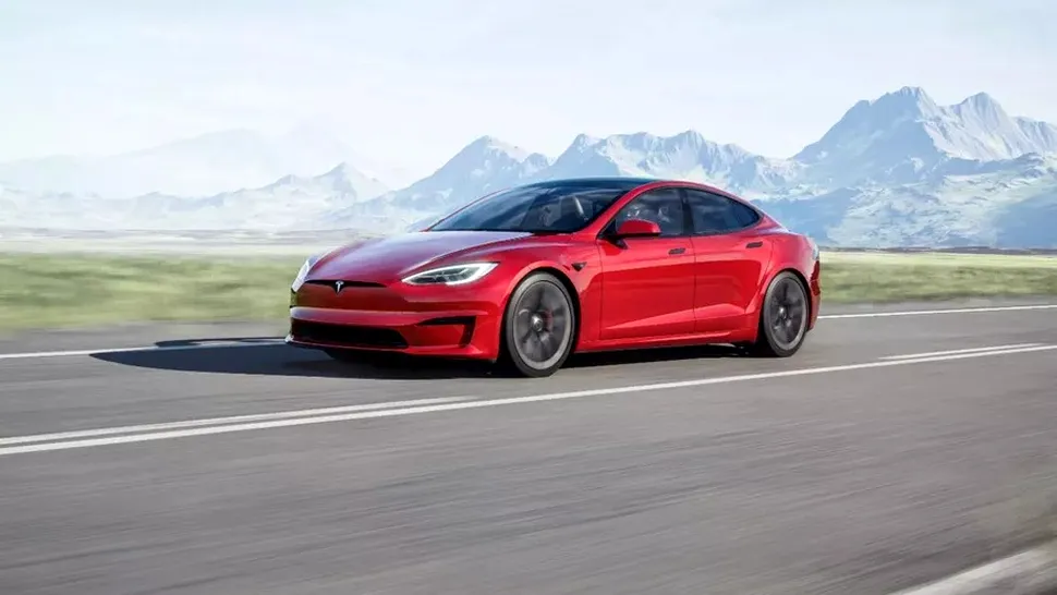 Tesla Model S are acum manșă în loc de volan, autonomie de până la 840 km și rulează Witcher 3