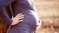 Bani de la stat pentru mamele care nu au lucrat. Condiția care trebuie îndeplinită în 2026