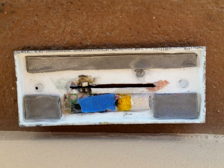 Acum arată la interior skimmer-ul lipit pe uşa sediului unei bănci
