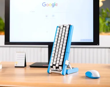 Google a inventat o tastatură pentru o singură mână. Tastele vin singure la degete, dar există o problemă – VIDEO