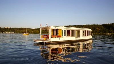 Această casă plutitoare poate călători 50 km pe zi folosind energie solară