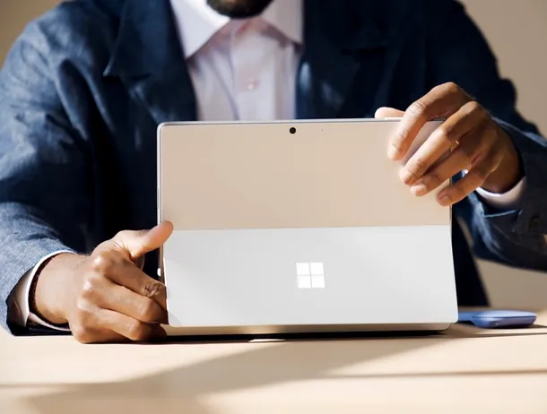 Surface și Surface Pro, noile laptopuri Microsoft, echipate cu procesoare Intel Core Ultra