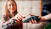 Plățile se transformă radical. Bani transferați instant, fără intermediari și fără rețele clasice de carduri. Noul sistem care redefinește piața
