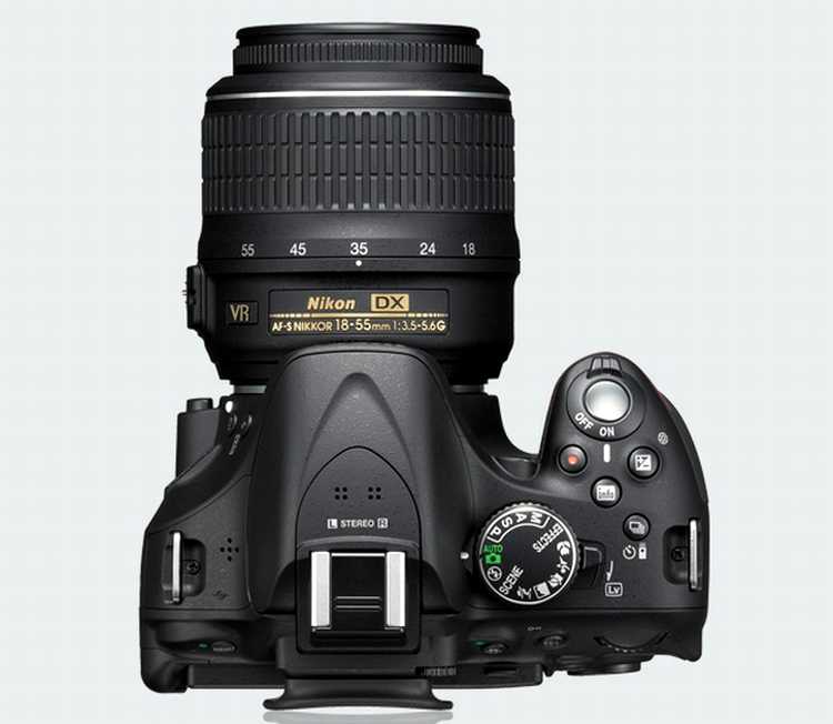 Nikon D5200 - multe butoane pe latura superioară
