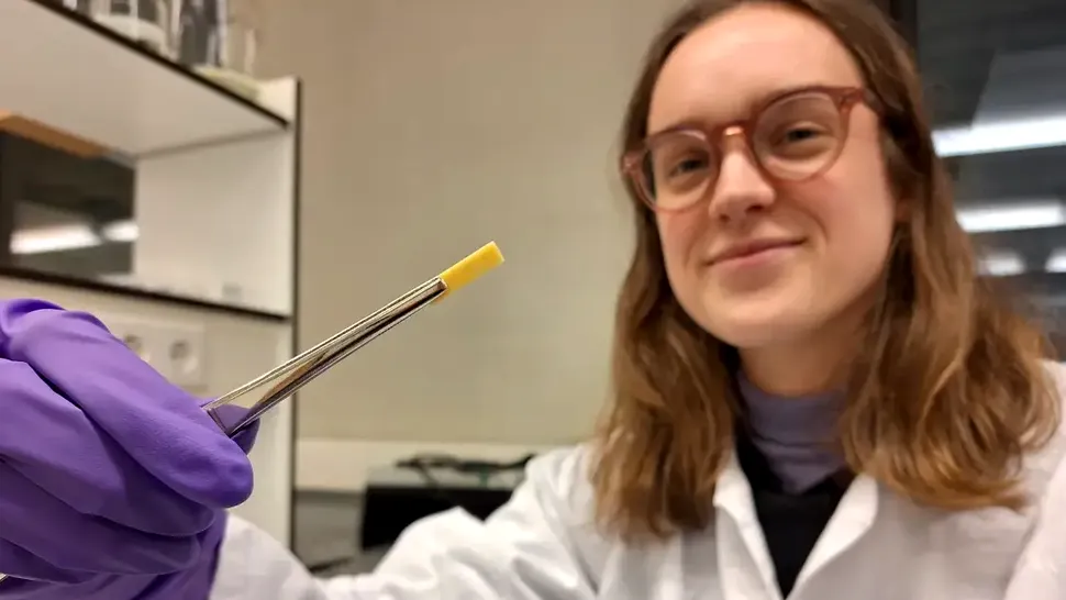 Cercetătorii au creat un hibrid din sticlă și plastic. Materialul are culoarea chihlimbarului