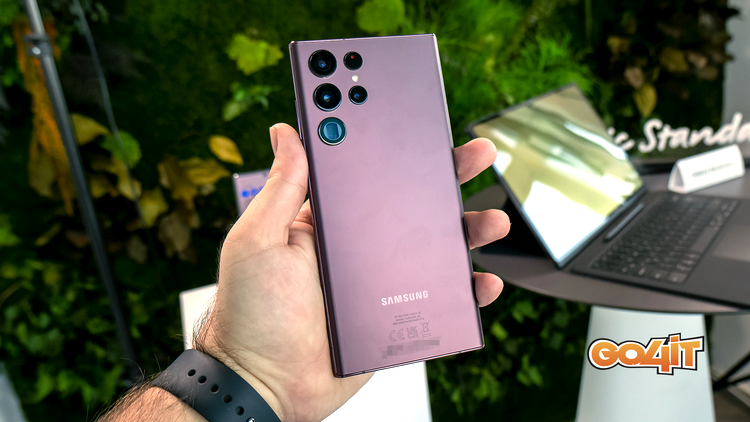 Samsung Galaxy S22 Ultra back burgundy