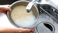 Ecuația pilafului perfect. În câte ape trebuie să speli orezul, ca să elimini excesul de amidon