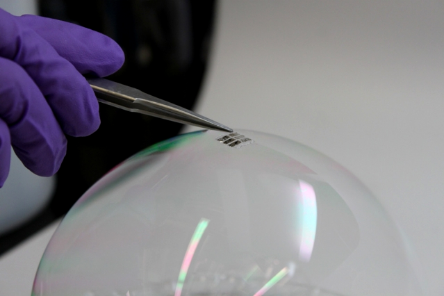 Un nou tip de celulă fotovoltaică ultra-uşoară, poate fi aplicată pe orice tip de suprafaţă