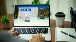 Fraudă pe Booking: hackerii se folosesc de datele reale ale turiștilor pentru a le fura banii