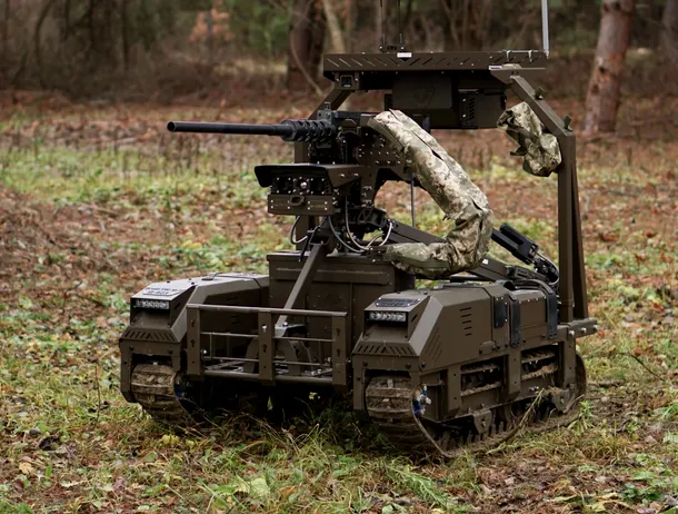 Un robot terestru ucrainean se apără de o dronă aeriană rusă – VIDEO