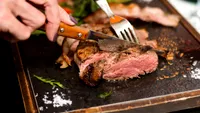 De ce NU este recomandat să mănânci CARNE în fiecare zi: Ce spun specialiștii despre riscuri
