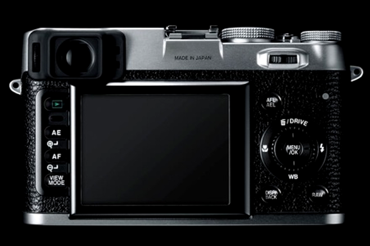 Fujifilm X100 cu ocular hibrid optic/electronic