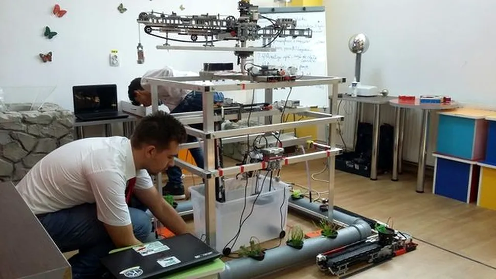 Patru elevi români au dezvoltat un robot autonom care îngrijeşte sturioni