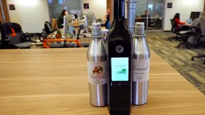 Kuvée este o sticlă inteligentă pentru vin care se conectează la Wi-Fi