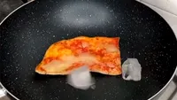 Cum să reîncălzești pizza rece, cu doar două cuburi de gheață. Trucul secret al pizzarilor italieni