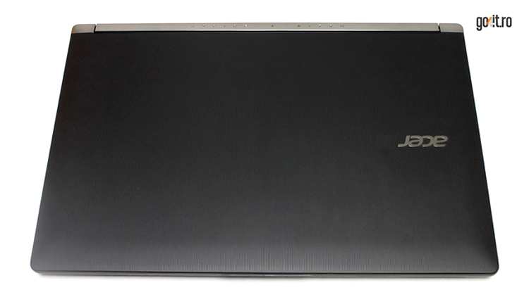 Acer Aspire V 15 Nitro: Capacul din plastic beneficiază de striaţii verticale