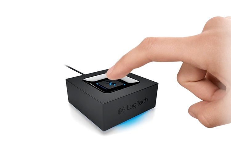 Logitech Bluetooth Audio Adapter - dimensiunea relativă la mâna utilizatorului