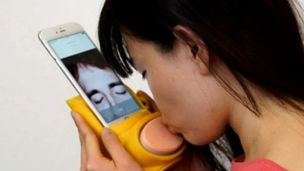 Kissenger - accesoriul pentru smartphone care îţi permite să te săruţi cu cineva aflat la distanţă