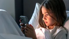 Analiză pe 9 milioane de tineri: Cum afectează timpul petrecut pe telefon sănătatea mintală și somnul