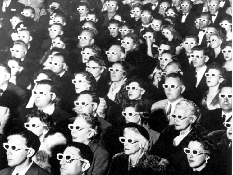 Spectatori la vizionarea unui film 3D în anii `50