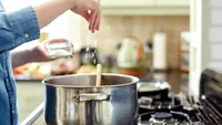 Cum să „repari” ciorba, dacă ai scăpat prea multă sare. Ingredientul „salvator” pe care orice român îl are în casă